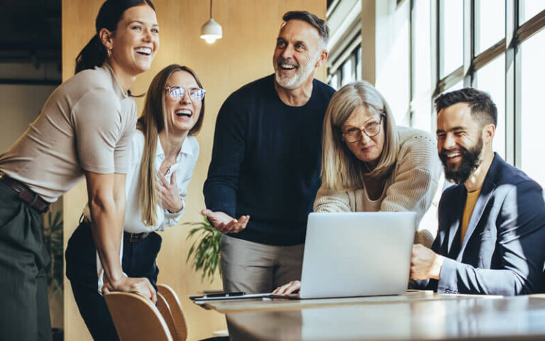 Führungsteam bei der Zusammenarbeit im Interim Management